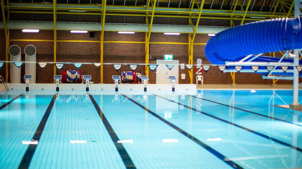 Konkurransebasseng og storsklie forfra - Klikk for stort bilde