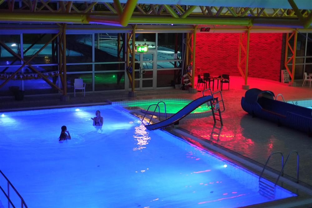 Bassenget opplyst med farget lys - Klikk for stort bilde